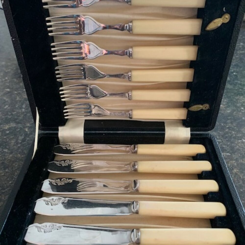 English fish knives and forks in orginal box. EPNS (silver plated)stamped